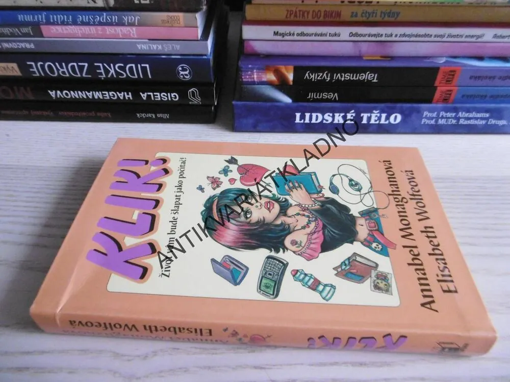 KLIK!, ANNABEL MONAGHANOVÁ, ELISABETH WOLFEOVÁ, **an