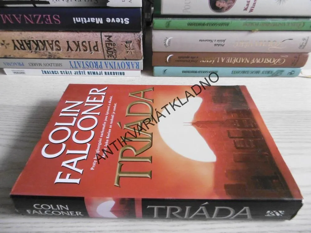 TRIÁDA, COLIN FALCONER, **an