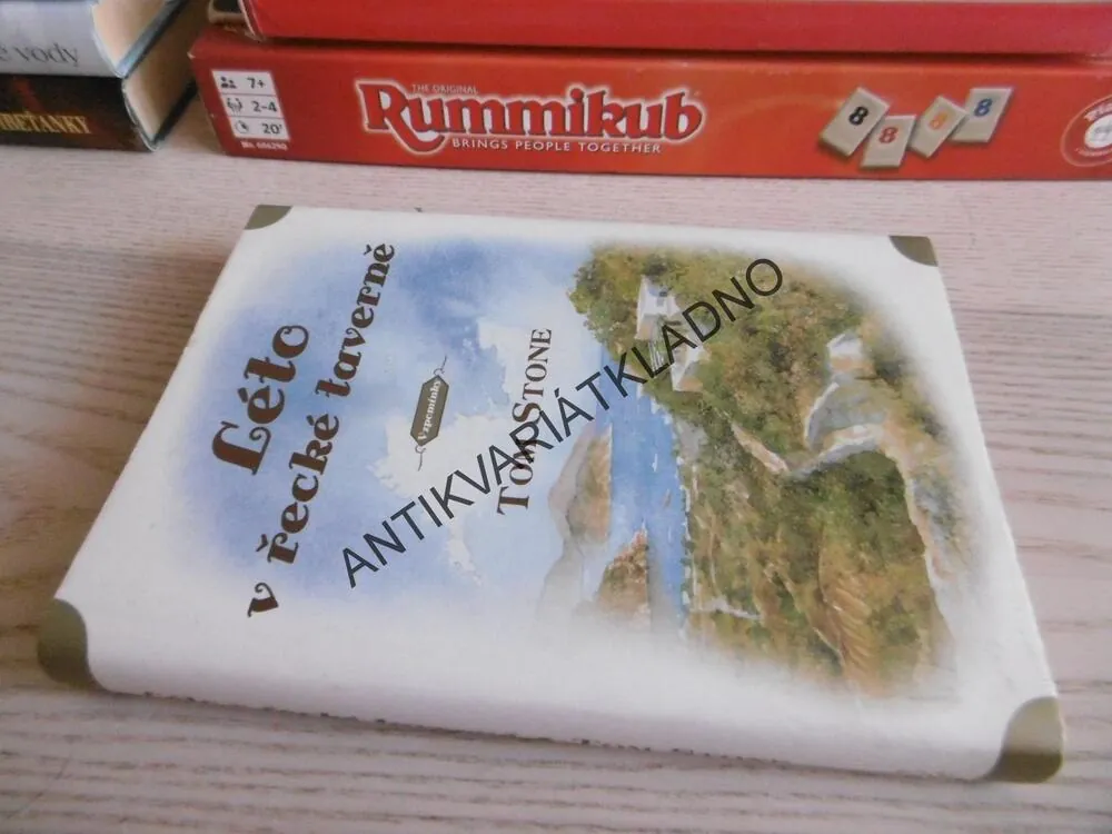 LÉTO V ŘECKÉ TAVERNĚ, TOM STONE, **an