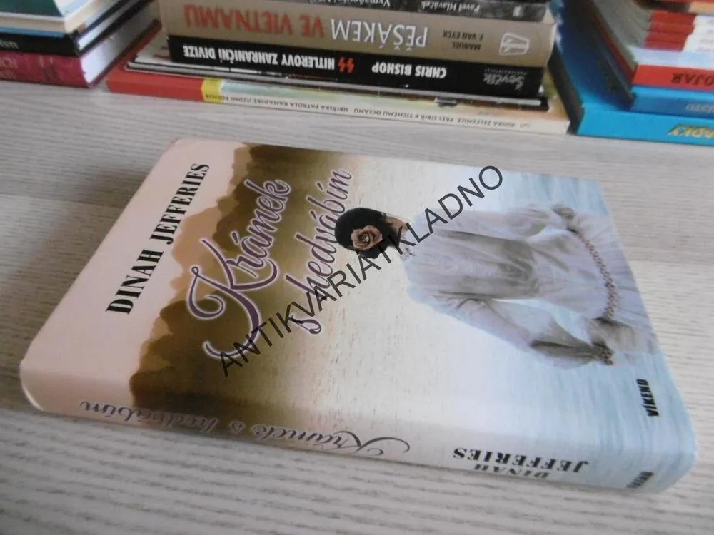 KRÁMEK S HEDVÁBÍM, DINAH JEFFERIES, **an
