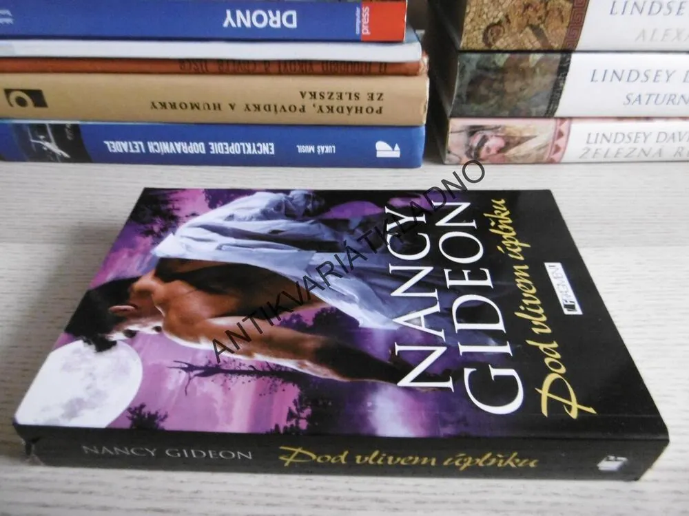 POD VLIVEM ÚPLŇKU, NANCY GIDEON, **an