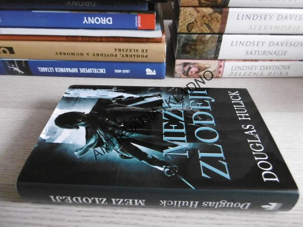 MEZI ZLODĚJI, DOUGLAS HULICK, **an