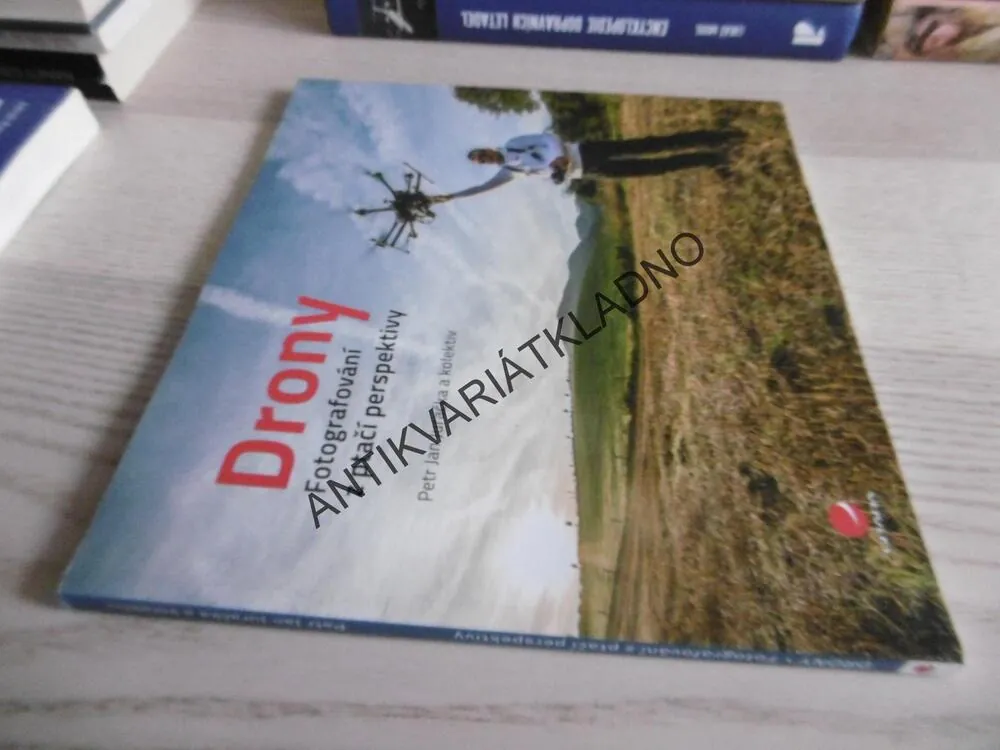 DRONY, FOTOGRAFOVÁNÍ Z PTAČÍ PERSPEKTIVY, PETR JAN JURAČKA A KOLEKTIV, **an