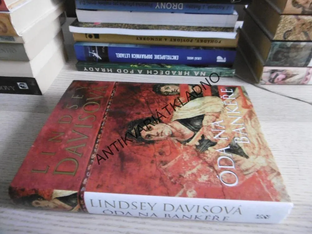 ÓDA NA BANKÉŘE, LINDSEY DAVISOVÁ, **an
