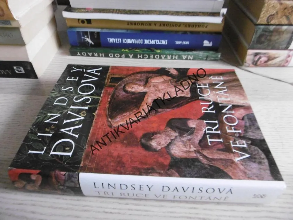 TŘI RUCE VE FONTÁNĚ, LINDSEY DAVISOVÁ, **an