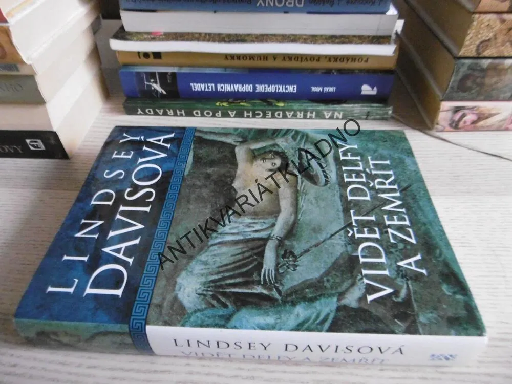 VIDĚT DELFY A ZEMŘÍT, LINDSEY DAVISOVÁ, **an