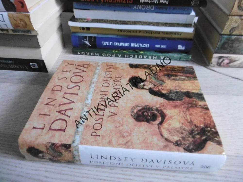 POSLEDNÍ DĚJSTVÍ V PALMÝŘE, LINDSEY DAVISOVÁ, **an