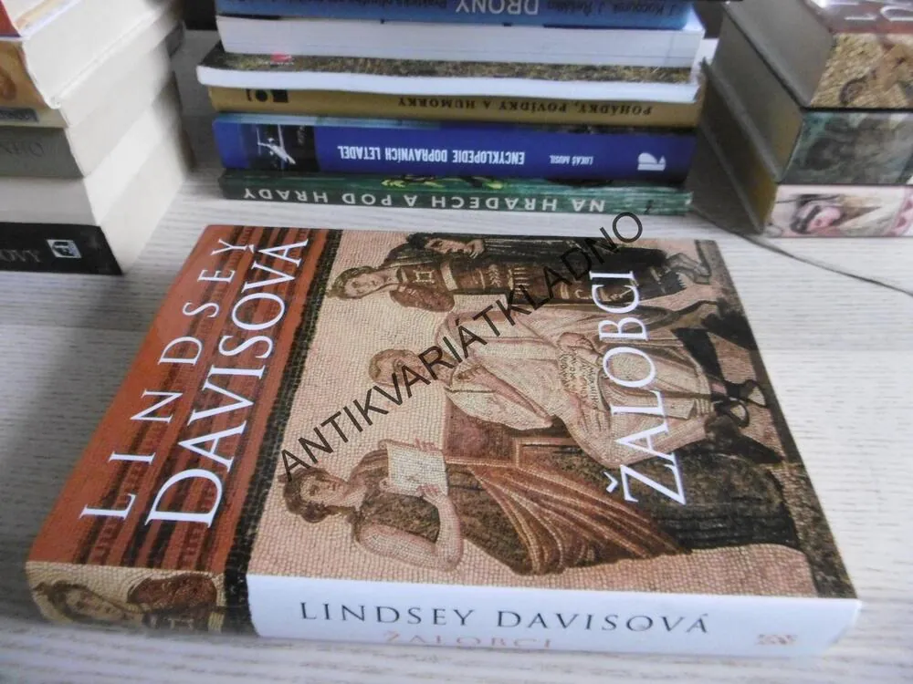 ŽALOBCI, LINDSEY DAVISOVÁ, **an