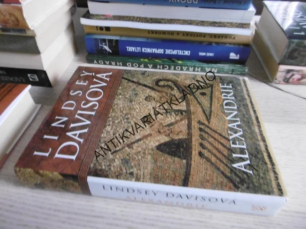 ALEXANDRIE, LINDSEY DAVISOVÁ, **an