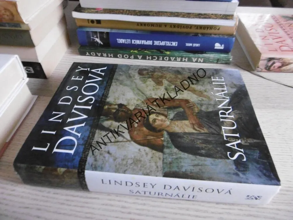 SATURNÁLIE, LINDSEY DAVISOVÁ, **an