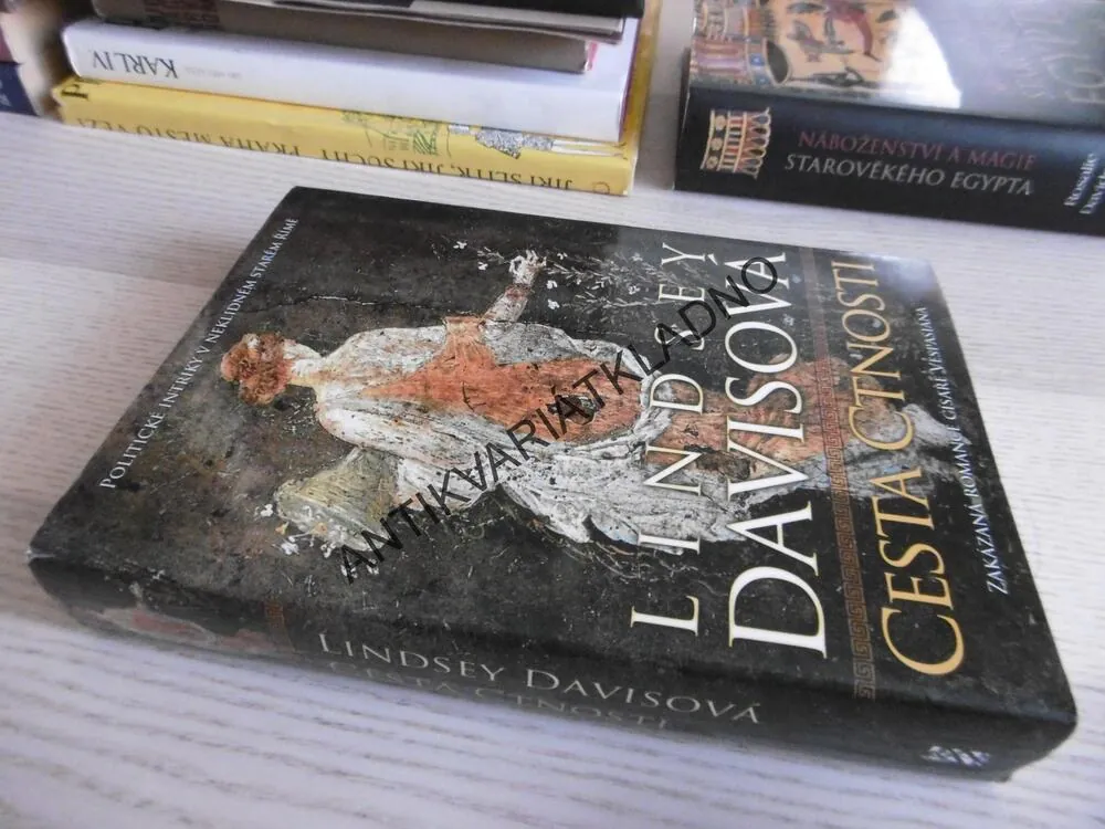 CESTA CTNOSTI, LINDSEY DAVISOVÁ, **an