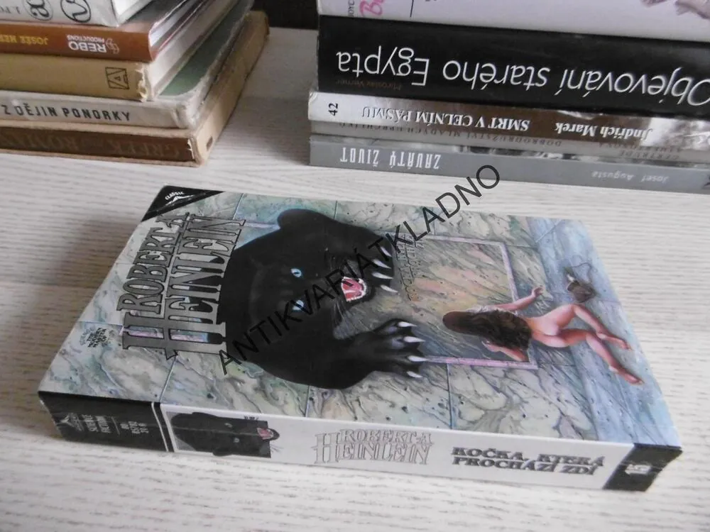KOČKA, KTERÁ PROCHÁZÍ ZDÍ, ROBERT A. HEINLEIN, **an