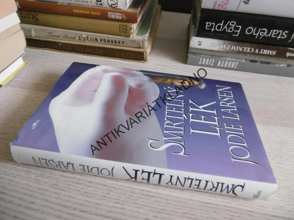 SMRTELNÝ LÉK, JODIE LARSEN, **an