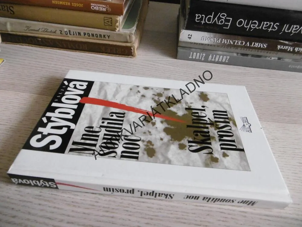 MNE SOUDILA NOC, SKLAPEL, PROSÍM, VAJLA STÝBLOVÁ, **an