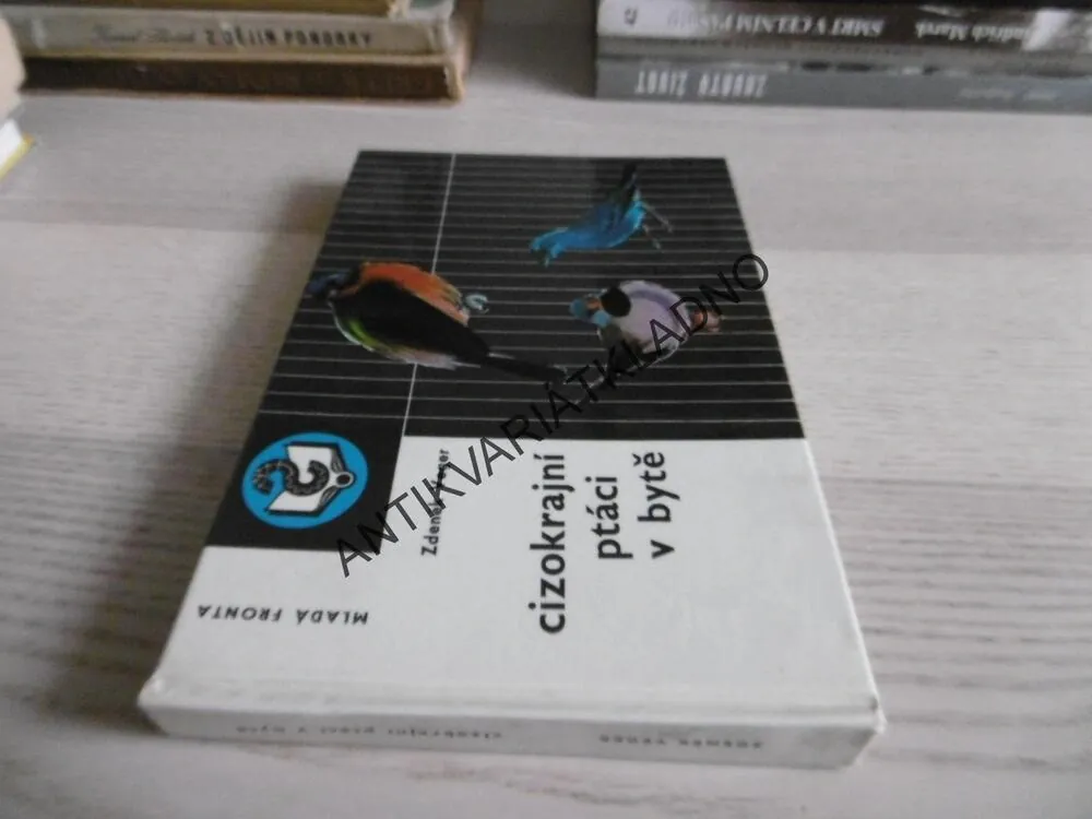 CIZOKRAJNÍ PTÁCI V BYTĚ, ZDENĚK VEGER, **an