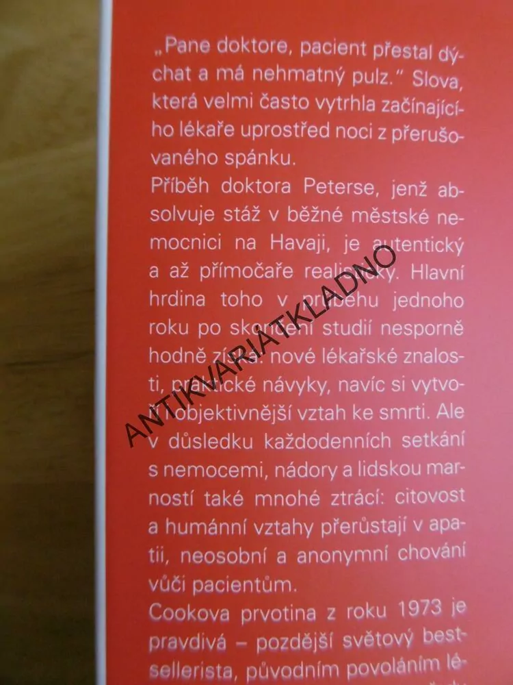 STÁŽISTA, ROBIN COOK, 