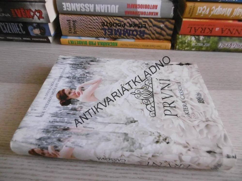 PRVNÍ, KIERA CASSOVÁ, **an