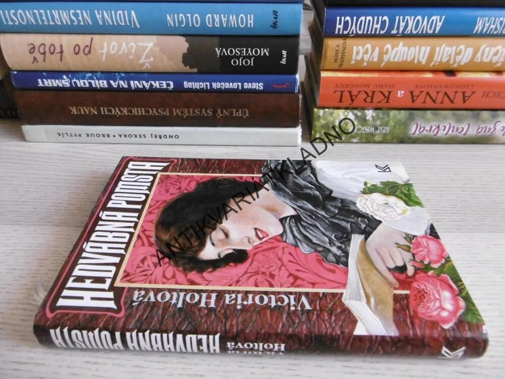 HEDVÁBNÁ POMSTA, VICTORIA HOLTOVÁ, **an