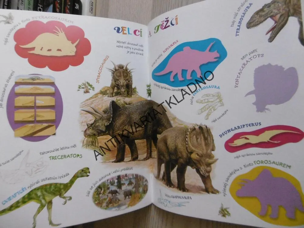 DINOSAUŘI SE SAMOLEPKAMI, VČETNĚ SAMOLEPEK, **an