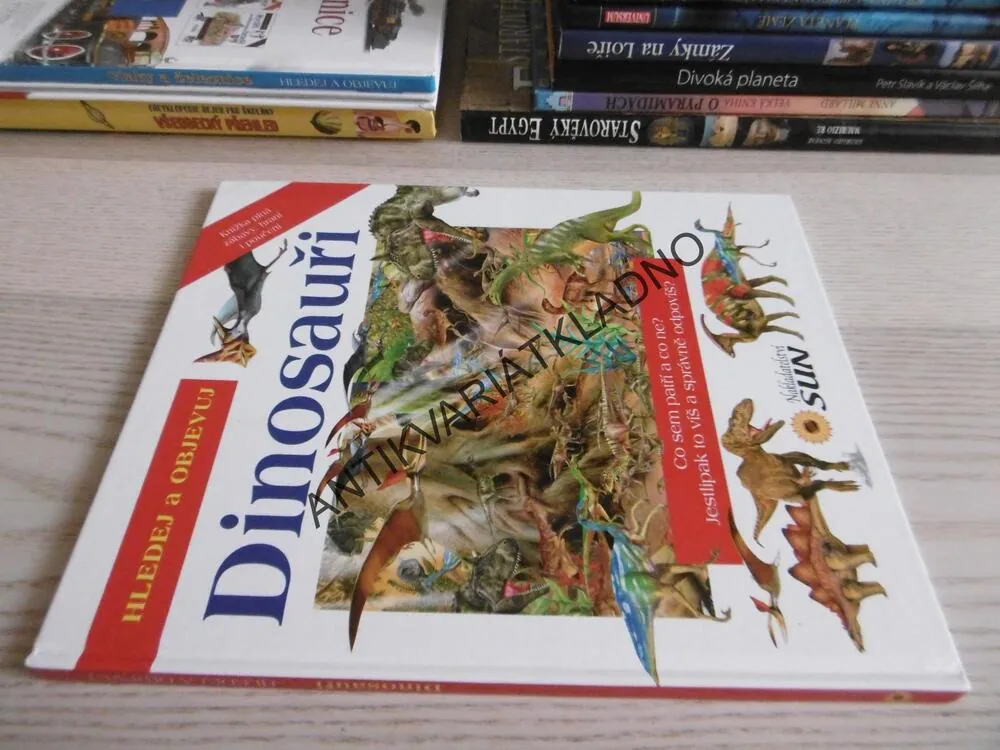 HLEDEJ A OBJEVUJ, DINOSAUŘI, **an
