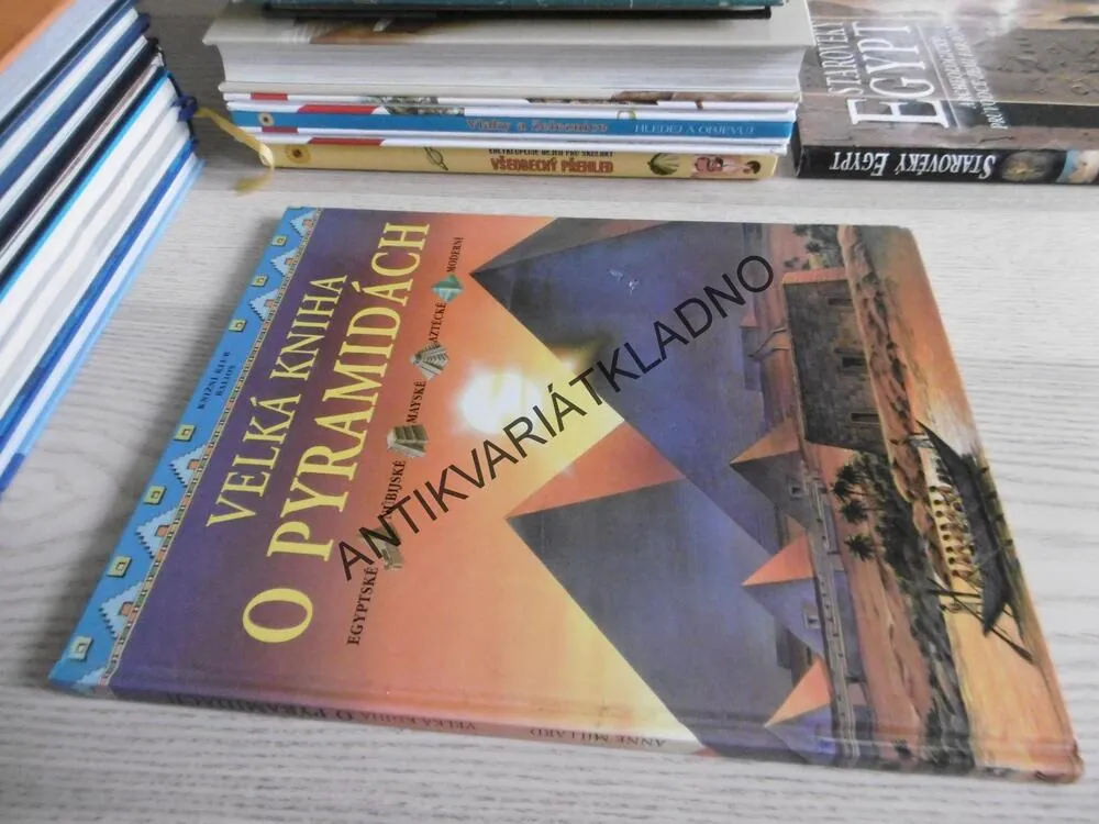 VELKÁ KNIHA O PYRAMIDÁCH, **an