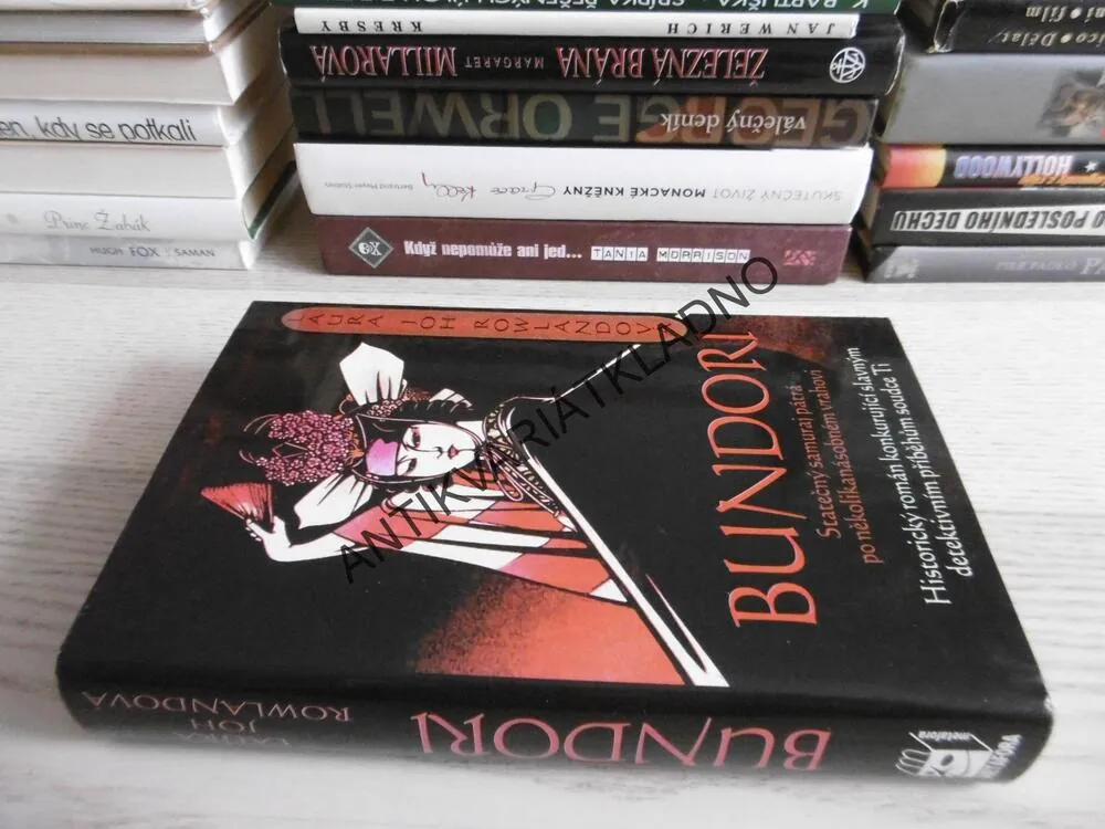 BUNDORI, LAURA JOH ROWLANDOVÁ, **an