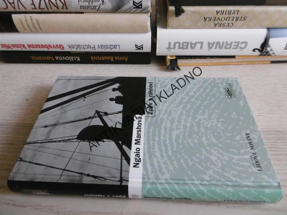 ZPĚV V RÁHNOVÍ, NGAIO MARSHOVÁ, **an
