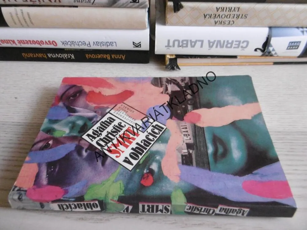SMRT V OBLACÍCH, AGATHA CHRISTIE, **an
