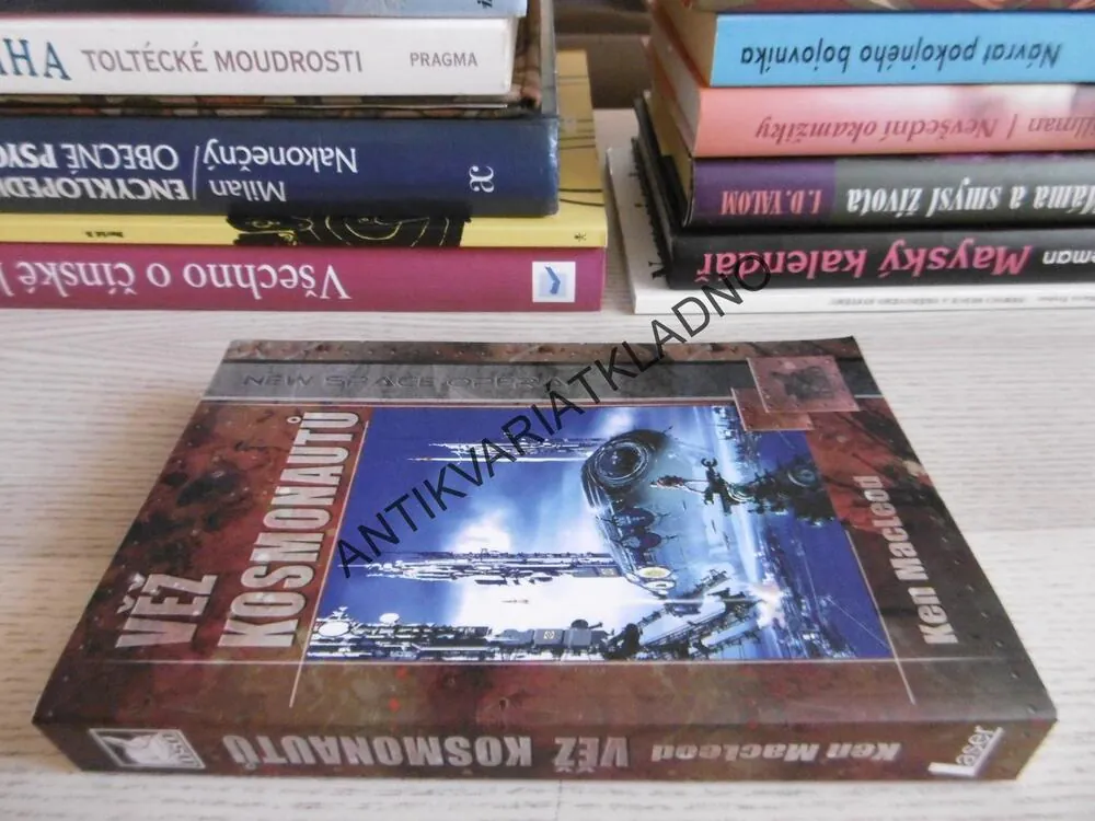 VĚŽ KOSMONAUTŮ, KEN MACLEOD, **an