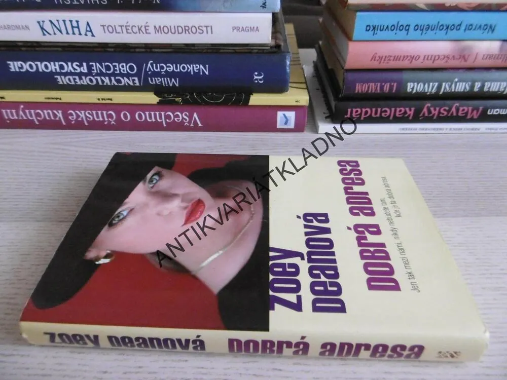 DOBRÁ ADRESA, ZOEY DEANOVÁ, **an