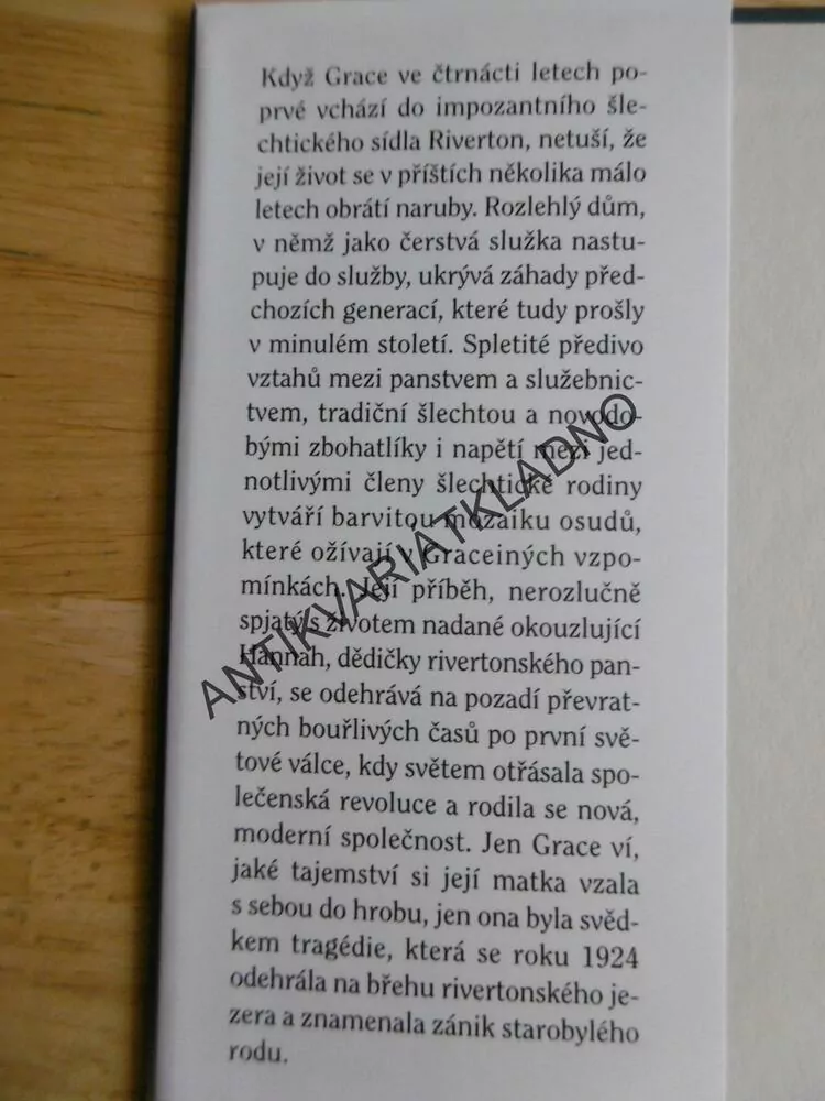 DŮM U JEZERA, KATE MORTONOVÁ, **an