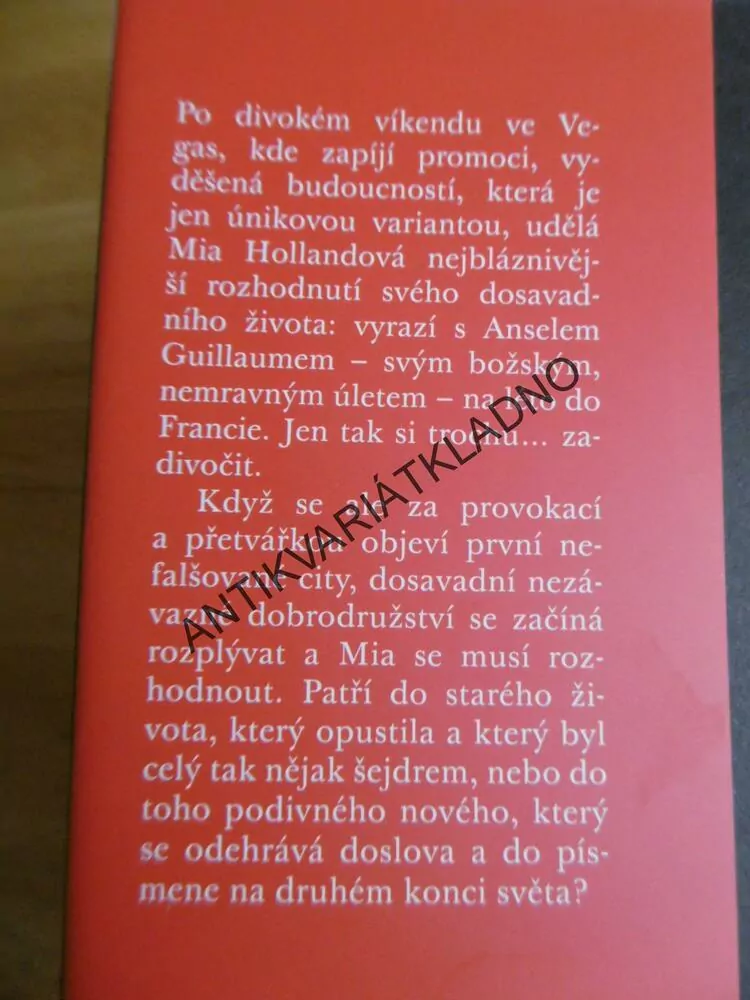 VÁŠNIVÝ SVŮDNÍK, CHRISTINA LAURENOVÁ, **an