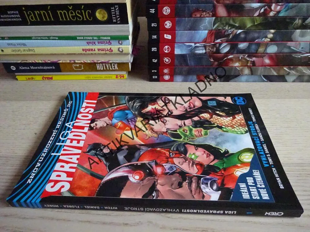 LIGA SPRAVEDLNOSTI, VYHLAZOVACÍ STROJE, KOMIKS DC COMICS,**an