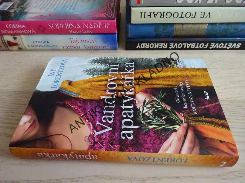 VANDROVNÍ APATYKÁŘKA, INY LORENTZOVÁ, **an