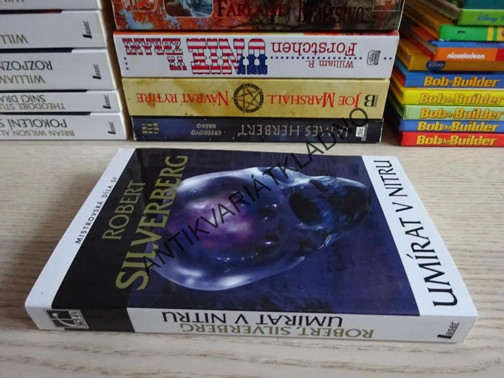 UMÍRAT V NITRU, ROBERT SILVERBERG, **an