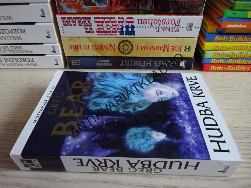 HUDBA KRVE, GREG BEAR, **an