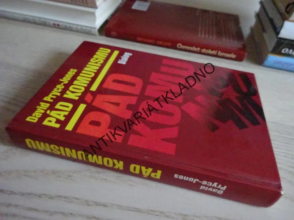 PÁD KOMUNISMU, DAVID PRYCE-JONES, **an