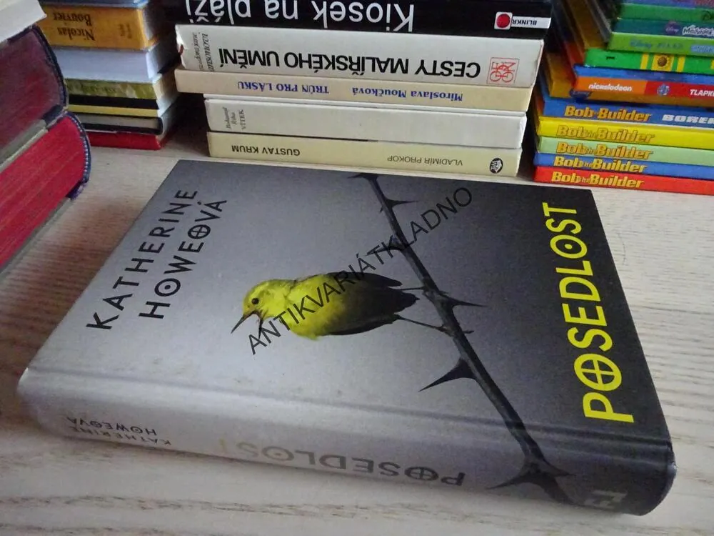 POSEDLOST, KATHERNE HOWEOVÁ, **an
