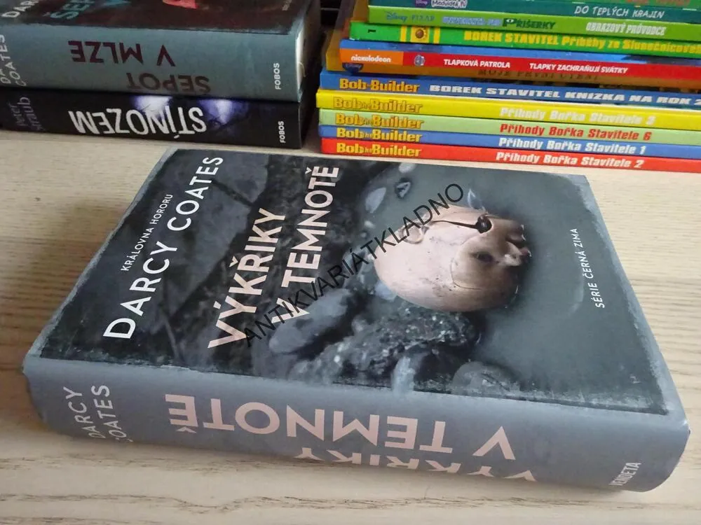 VÝKŘIKY V TEMNOTĚ, DARCY COATES, **an