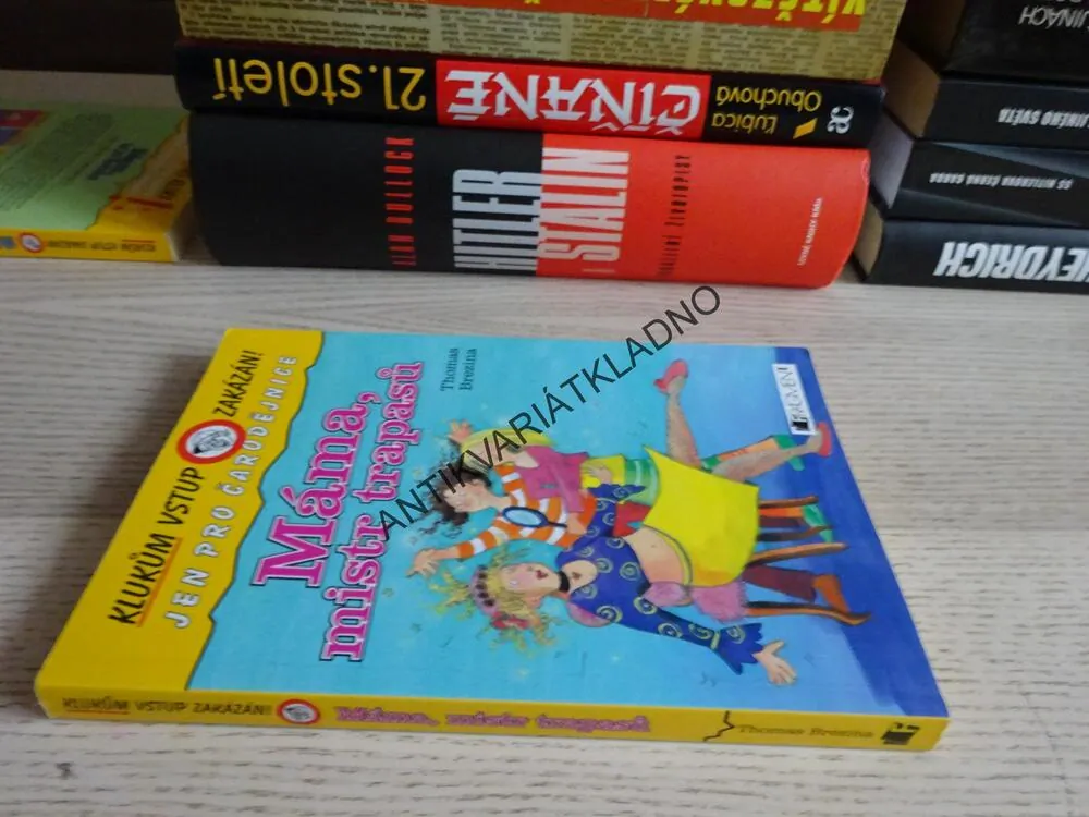 MÁMA, MISTR TRAPASŮ, THOMAS BREZINA, **an