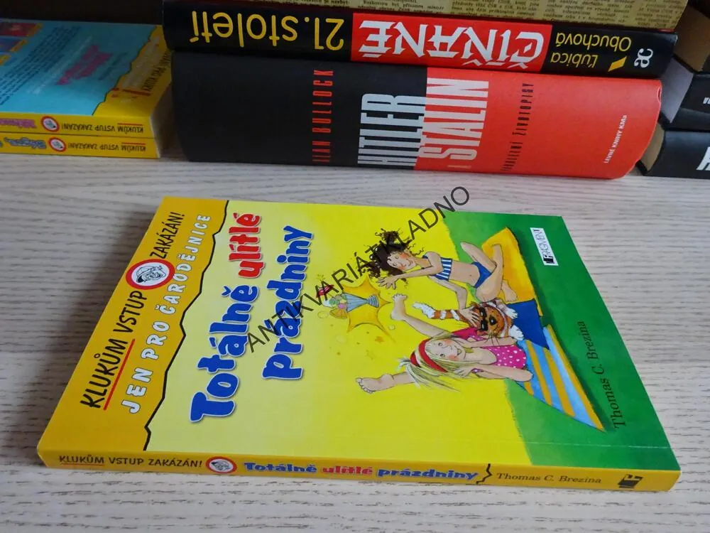 TOTÁLNĚ ULÍTLÉ PRÁZDNINY, THOMAS BREZINA, **an