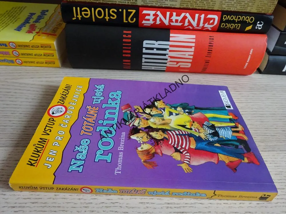 NAŠE TOTÁLNĚ UJETÁ RODINKA, THOMAS BREZINA, **an