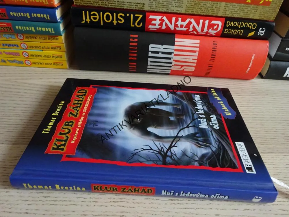 KLUB ZÁHAD, MUŽ S LEDOVÝMA OČIMA, CHYBÍ LUPA, THOMAS BREZINA, **an