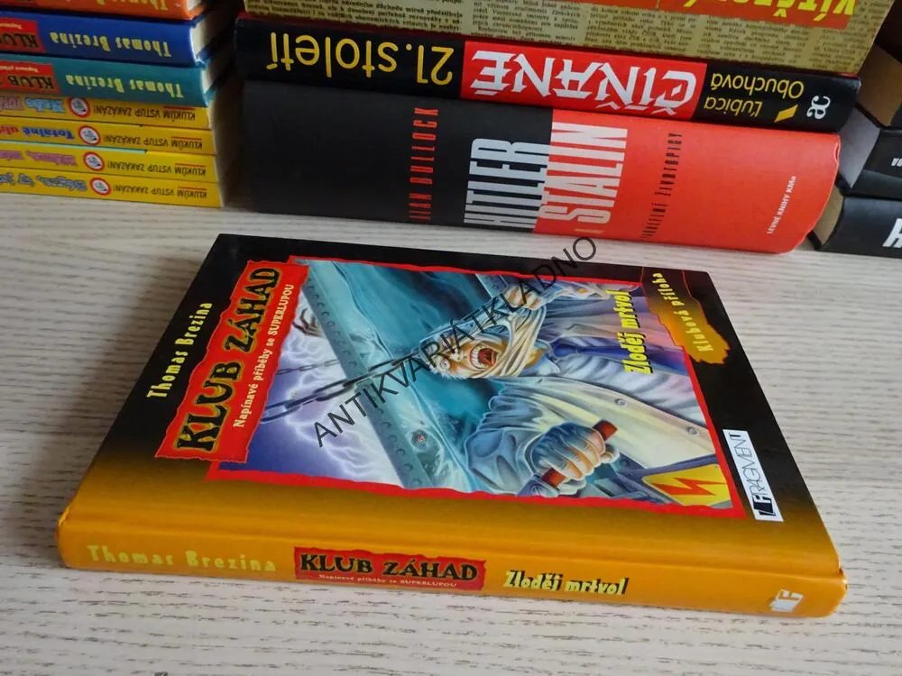 KLUB ZÁHAD, ZLODĚJ MRTVOL, CHYBÍ LUPA, THOMAS BREZINA, **an