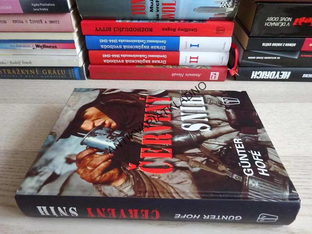 ČERVENÝ SNÍH, GÜNTER HOFÉ, **an