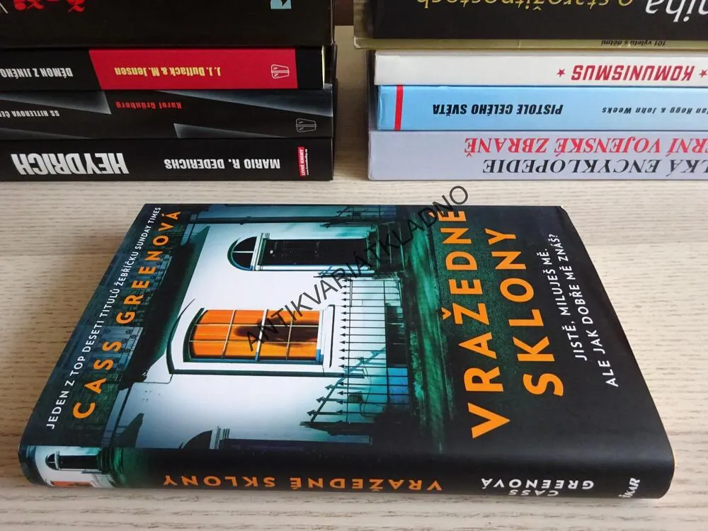 VRAŽEDNÉ SKLONY, CASS GREENOVÁ, **an