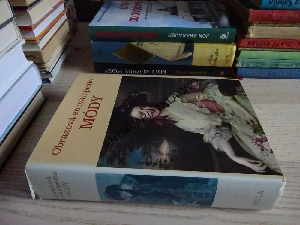 OBRAZOVÁ ENCYKLOPEDIE MÓDY, **an