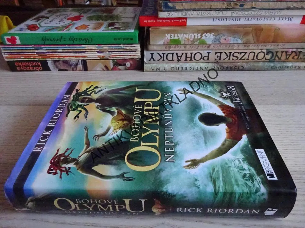PERCY JACKSON, BOHOVÉ OLYMPU, NEPTUNŮV SYN, RICK RIORDAN, **an
