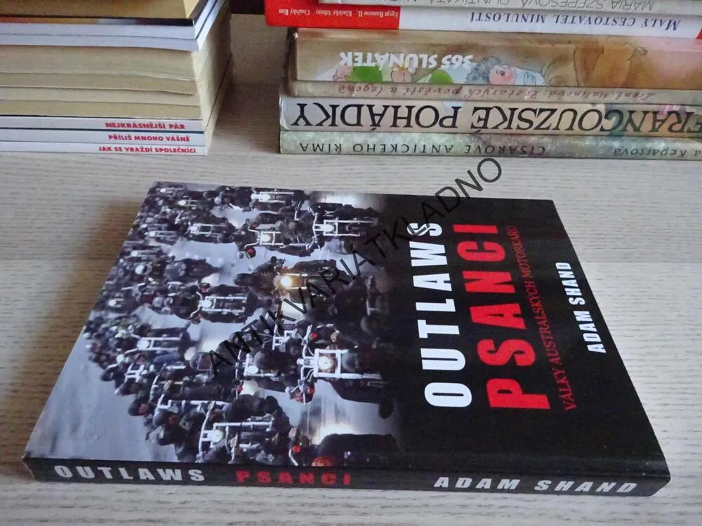 OUTLAWS PSANCI, VÁLKY AUSTRALSKÝCH MOTORKÁŘŮ, ADAM SHAND, **an