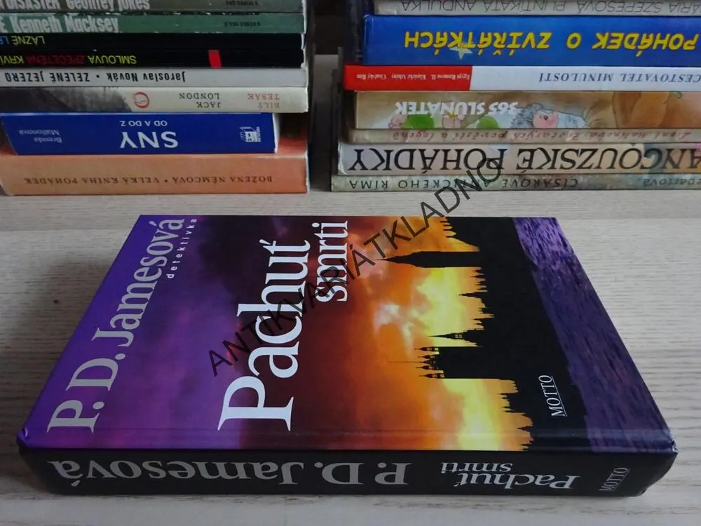 PACHUŤ SMRTI, P. D. JAMESOVÁ, **an